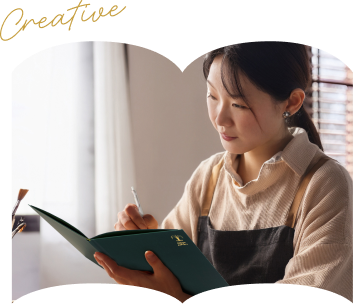 04 女性が絵を描く写真